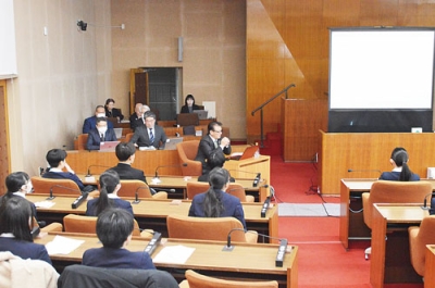 写真:議会について講話をする千田議長