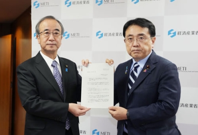 写真:赤沢経産相(右)に文書を手渡す新潟県の花角英世知事=23日午後、経産省