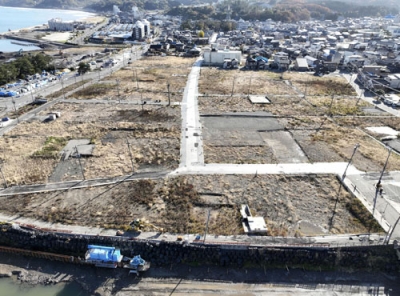 写真:石川県輪島市の朝市通り周辺=11月(ドローンから)