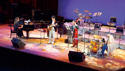 写真:室蘭にメンバーが集結し、演奏を披露するタバコヤクインテッド