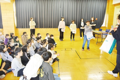 写真:海馬の働きを体験する児童ら