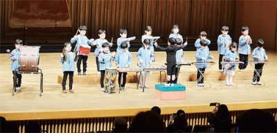 写真:息を合わせて楽器演奏した園児たち