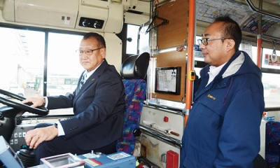 写真:道南バスの指導員から講習を受ける出向運転手(左)