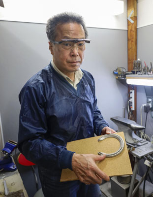 写真:馬蹄をモチーフにしたアクセサリーを製作、販売している装蹄師の坂元高徳さん