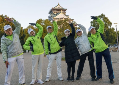 写真:大阪城ラジオ体操会のメンバーとポーズをとる常原伊三夫代表(左から3人目)