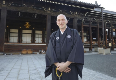 写真:ベルギーから訪れ、僧侶となったアラン・デ・プリーターさん=京都市下京区の西本願寺