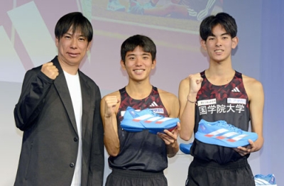 写真:イベントに参加した国学院大の野中恒亨(右)。左は前田康弘監督=11月、東京都港区