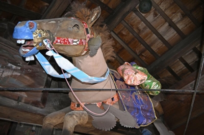 写真:福岡市中央区の宇賀神社の本殿天井に飾られた馬人形