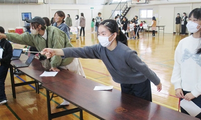 写真:割り箸鉄砲とゴムを使った射的を楽しむ児童たち(提供写真)