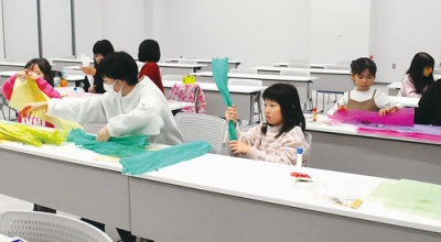写真:花紙でオリジナルのしめ縄を作る子どもたち