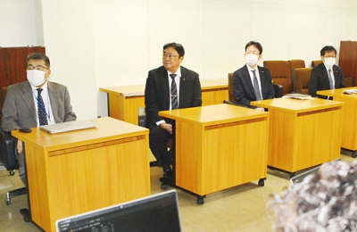 写真:26年度予算編成の状況について説明を受ける小笠原市長(左から2人目)ら