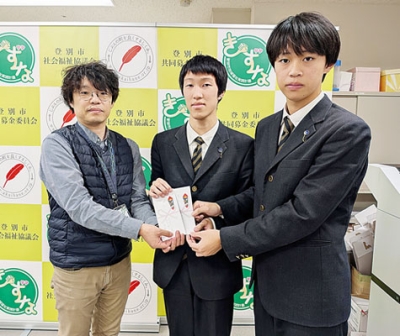写真:坂本大輔総務課長に寄付金を手渡す渡邊さん(中央)と堀さん(右)(提供写真)