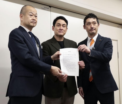 写真:立ち入り検査を求める要望書を北海道の担当者に提出したアルピニストの野口健さん(中央)=24日午後、道庁