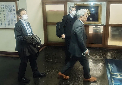 写真:青山市長を訪れる東上理事長(右)