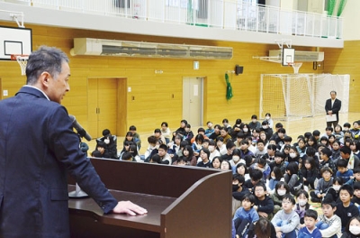 写真:天神小の終業式で校長の話に耳を傾ける児童たち