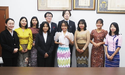 写真:善意を受け取った北斗文化学園の留学生ら