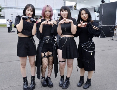 写真:食育アイドル「IX―ALICE」。中央左が春陽かおりさん、同右が秋月ひなたさん=恵庭市