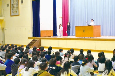 写真:児童が2学期を振り返る作文を発表した富岸小の終業式