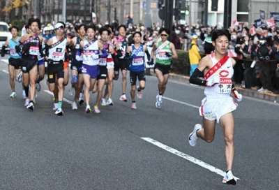 写真:第101回箱根駅伝の1区で先頭に立つ中大の吉居駿恭=1月