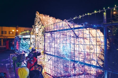 写真:多くの観光客を出迎えるJR洞爺駅に設置されたイルミネーショントンネル