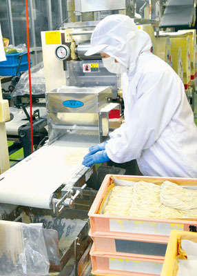 写真:年越しそばの製造がピークを迎えている望月製麺所