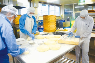 写真:ポプリで進む餅の製造