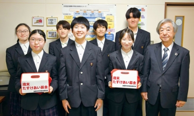 写真:街頭募金で集めた善意を寄託した桜蘭中生徒会のメンバー