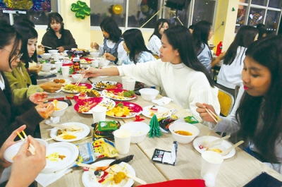 写真:クリスマス会を楽しむ留学生たち