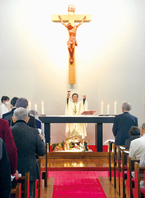 写真:勝谷司教が進行するクリスマスミサの様子