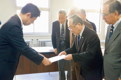 写真:青山市長に要望書を手渡す沼田会長(右から2人目)ら