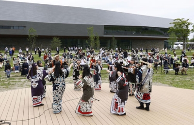 写真:2020年7月、アイヌ文化施設「民族共生象徴空間(ウポポイ)」が開業し、披露された踊り=白老町