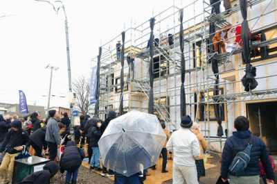 写真:上棟式で行われた餅まき