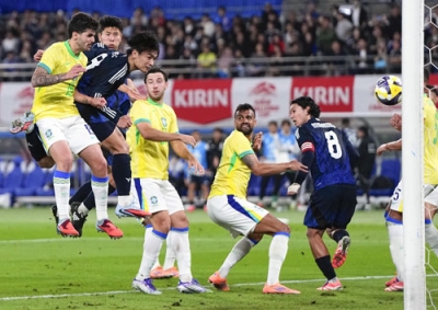 写真:ブラジル戦の後半にヘディングでチーム3点目のゴールを決める上田(左から3人目)=10月14日、味の素スタジアム