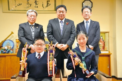 写真:全国大会に臨む林柚花さん(前列右)、耕成さん(同左)きょうだい