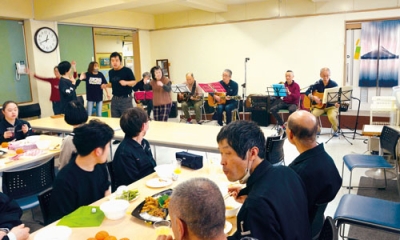 写真:ランタナのスタッフ、利用者もみんなで楽しんだワッシーズの演奏会