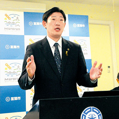 写真:学校給食センターの供用開始を5年程度遅らせてほしいとの申し入れについて「受け入れがたい」と強調する青山市長