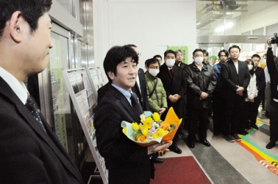 写真:青山市長や職員に見送られながら感謝の言葉を口にする白熊氏(中央)