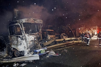 写真:関越自動車道の事故現場で焼けた車=27日午前2時58分、群馬県みなかみ町