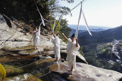 写真:「那智の滝」に架かる大しめ縄を張り替える神職=27日午前、和歌山県那智勝浦町