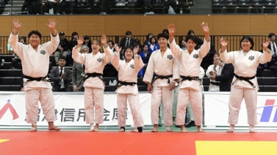 写真:全日本学生柔道男女混合団体大会で初優勝し、歓声に応える筑波大の田中(右から2人目)ら=沼津市総合体育館
