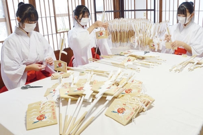 写真:思いを込めて破魔矢を作る巫女たち