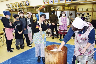 写真:元気よく餅をつく子どもたち