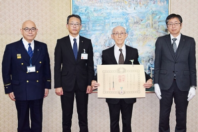 写真:叙勲の伝達を受けた畑田さん(右から2人目)