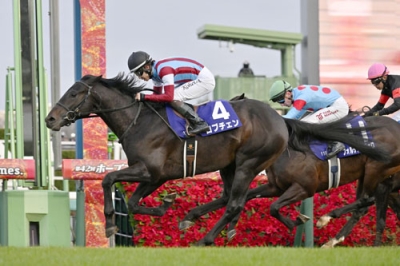 写真:第42回ホープフルSを制した松山弘平騎乗のロブチェン(4)=中山競馬場