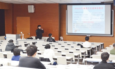 写真:防犯対策や自動車運転の注意点を学んだ講習会