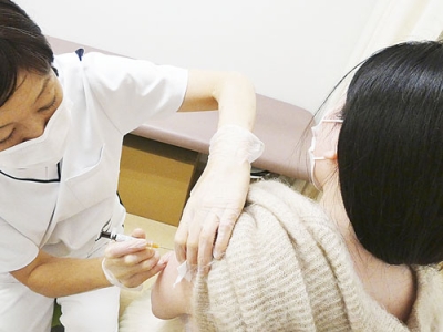写真:子宮頸がんワクチンの接種を受ける女性