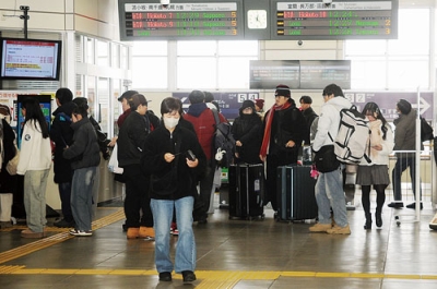 写真:帰省客らで混雑するJR東室蘭駅=27日午後0時20分ごろ