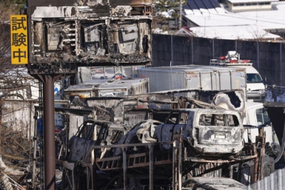 写真:関越自動車道下り線で発生した多重事故の現場=27日午前10時5分、群馬県みなかみ町