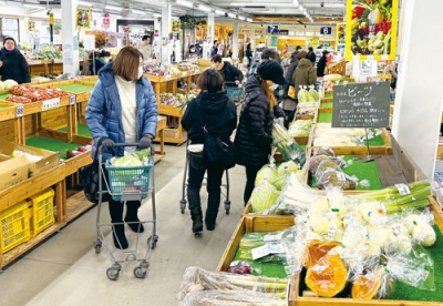 写真:多くの買い物客でにぎわう伊達市観光物産館