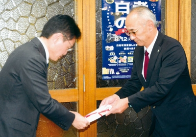 写真:大塩町長に目録を手渡す清水分会長(右)